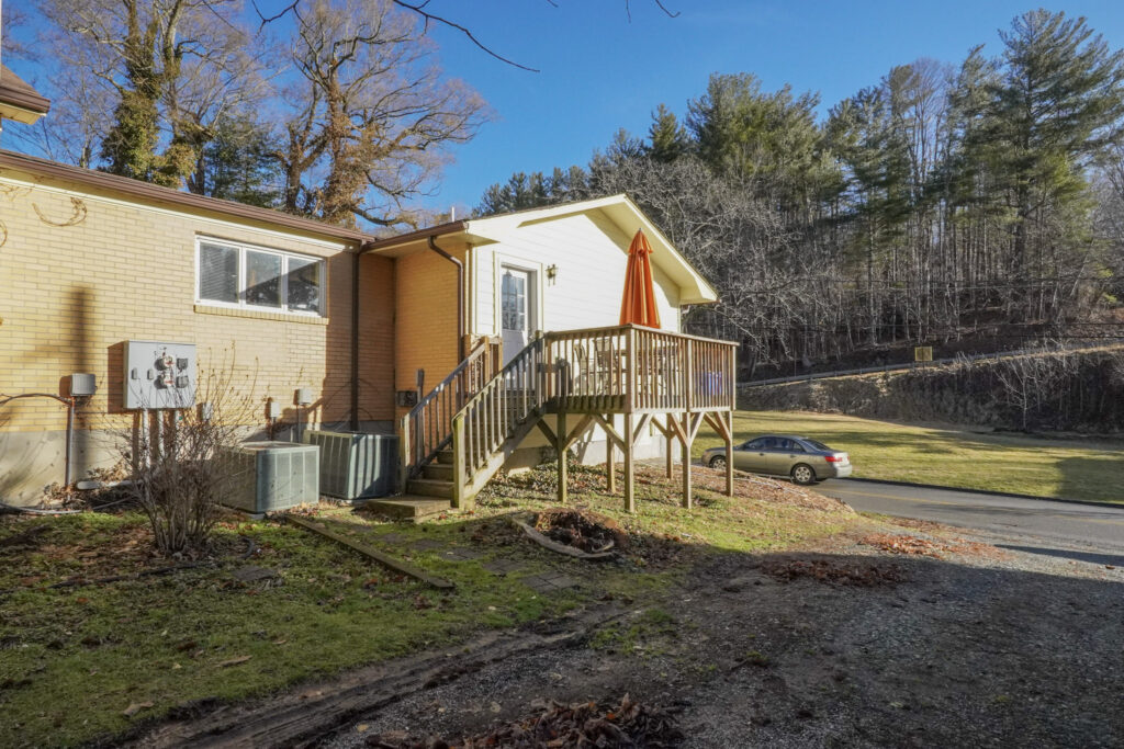 Queen Street Duplex A Holton Mountain Rentals